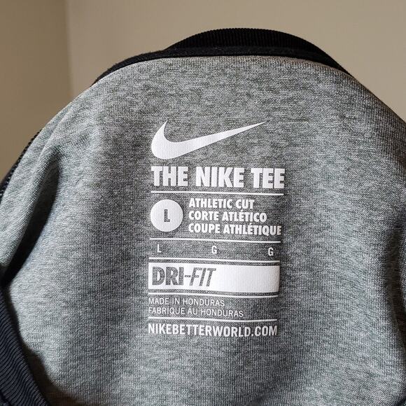 The Nike Tee Athletic Cut Dri-Fit Size L  NEVER WORN - Picture 5 of 9